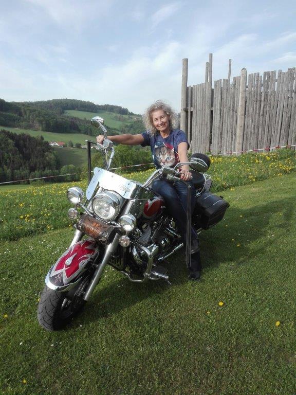 Manuela mit Motorrad